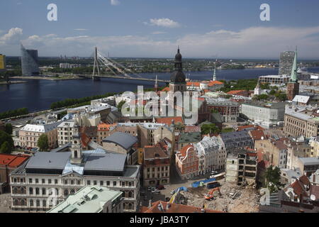 Die Altstadt mit der Vansu Bruecke und dem Dom sowie dem Daugava Fluss aus Sicht der Aussichtsterasse des Sozialistischen Hochhaus Akademie der Wissenschaften im Stadtteil poco Mosca in Riga, Lettland Foto Stock