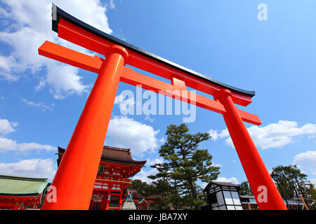 Torii rosso nella parte anteriore del tempio Foto Stock