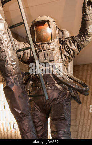 Statua di bronzo di astronauta Eugene Cernan camminando sulla luna, Kansas Cosmosphere e Space Center, Hutchinson, Kansas. Foto Stock