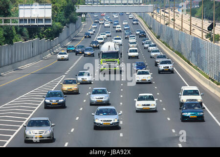 TEL AVIV - maggio 07: il flusso del traffico su autostrada Ayalon durante le ore di punta a sunny giornata calda. Autostrada 20 aka Ayalon Highway è multi-lane highway e grandi intracity freeway a Tel Aviv, Israele il 7 maggio 2010. Foto Stock