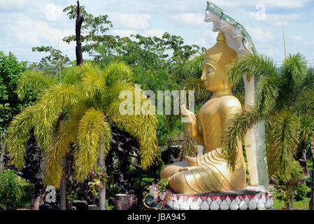 Der Tempel Wat Tham Khu Ha Sawan in Khong Jiam am Fiume Mekong in der naehe des Pha Taem Nationalpark in der Umgebung von Ubon Ratchathani im nordosten von tailandia in Suedostasien. Foto Stock