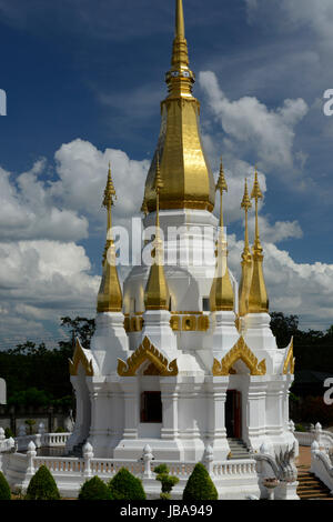 Der Tempel Wat Tham Khu Ha Sawan in Khong Jiam am Fiume Mekong in der naehe des Pha Taem Nationalpark in der Umgebung von Ubon Ratchathani im nordosten von tailandia in Suedostasien. Foto Stock