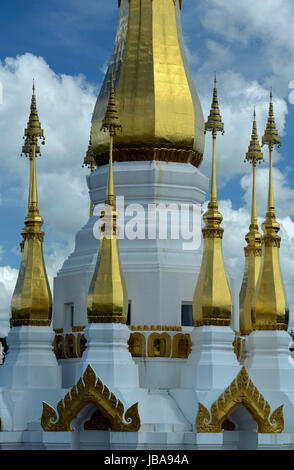 Der Tempel Wat Tham Khu Ha Sawan in Khong Jiam am Fiume Mekong in der naehe des Pha Taem Nationalpark in der Umgebung von Ubon Ratchathani im nordosten von tailandia in Suedostasien. Foto Stock