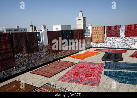 Afrika, Nordafrika, Tunesien, Tunisi Die grosse Moschee Zaytouna von einer Dachterasse in der Medina oder Altstadt der Tunesischen Hauptstadt Tunisi. Foto Stock