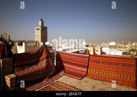 Afrika, Nordafrika, Tunesien, Tunisi Die grosse Moschee Zaytouna von einer Dachterasse in der Medina oder Altstadt der Tunesischen Hauptstadt Tunisi. Foto Stock