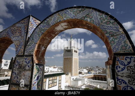 Die Moschee Zaytouna oder Grosse Moschee im Souq oder Bazzar in der Altstadt von Tunisi am Mittelmeer in Tunesien in Nordafrika.. Foto Stock