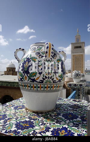 Die Moschee Zaytouna oder Grosse Moschee im Souq oder Bazzar in der Altstadt von Tunisi am Mittelmeer in Tunesien in Nordafrika.. Foto Stock