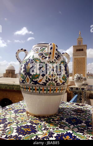 Afrika, Nordafrika, Tunesien, Tunisi Die grosse Moschee Zaytouna von einer Dachterasse in der Medina oder Altstadt der Tunesischen Hauptstadt Tunisi. Foto Stock