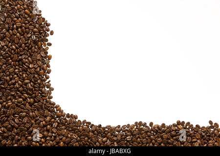 Rahmen aus gerösteten Kaffeebohnen links und unten Foto Stock