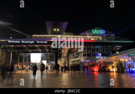 La gente visita oltremare Terminal Passeggeri a Sydney in Australia. Foto Stock