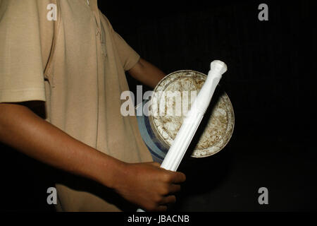 Bekasi Regency, Indonesia. Decimo Giugno, 2017. Un certo numero di ragazzi adolescenti beat percussioni da ex-secchio di vernice e bambù quando disattivi la gente a pre-alba pasti, noto o sahur, nel villaggio wanasari, Bekasi regency, West Java, Sabato, 10 giugno 2017. Il risveglio della gente a sahur nel mese sacro del Ramadan è una tradizione che ancora sopravvivono in Indonesia in mezzo alle innovazioni tecnologiche come allarme. Credito: Tubagus Aditya Irawan/Pacific Press/Alamy Live News Foto Stock