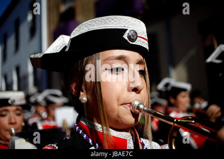 Una giovane donna suona la tromba in corrispondenza di una banda musicale che indossa un tradizionale spagnolo fieno militare durante la settimana di Pasqua celebrazioni a Baeza, Provincia di Jaen, un Foto Stock