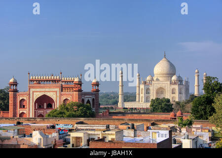 Tetti di Taj Ganj vicinato e Taj Mahal di Agra, India. Taj Mahal fu costruito nel 1632 dall'imperatore Shah Jahan come memoriale per la sua seconda moglie Mu Foto Stock