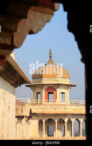 Vista incorniciata di Musamman Burj in Agra Fort, Uttar Pradesh, India. Il forte fu costruito principalmente come una struttura militare, ma è stato successivamente aggiornato a una pal Foto Stock