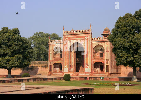 Cancello di ingresso di Itimad-ud-Daulah Mausoleo di Agra, Uttar Pradesh, India. Questa tomba è spesso considerato come un progetto del Taj Mahal. Foto Stock