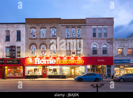 Un Home Hardware store che occupa un patrimonio storico edificio nel centro di Ingersoll, contea di Oxford, Ontario, Canada al crepuscolo. Foto Stock