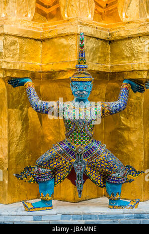 Il demone yaksha il supporto di golden chedi Grand Palace a Bangkok in Tailandia Foto Stock