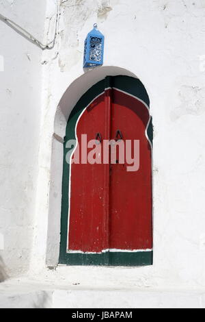 Eine Gasse in der Altstadt von Sidi Bou Said noerdlich von Tunisi am Mittelmeer in Tunesien in Nordafrika.. Foto Stock