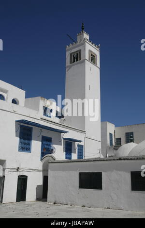 Die Moschee mit Minarett in der Altstadt von Sidi Bou Said noerdlich von Tunisi im Norden von Tunesien in Nordafrika am Mittelmeer. Foto Stock