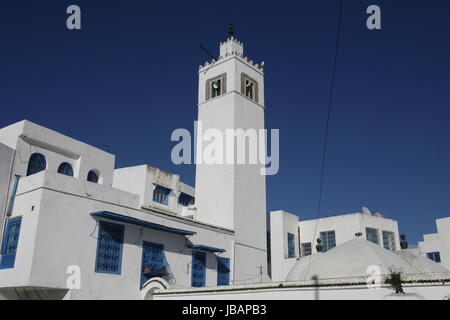 Die Moschee mit Minarett in der Altstadt von Sidi Bou Said noerdlich von Tunisi im Norden von Tunesien in Nordafrika am Mittelmeer. Foto Stock