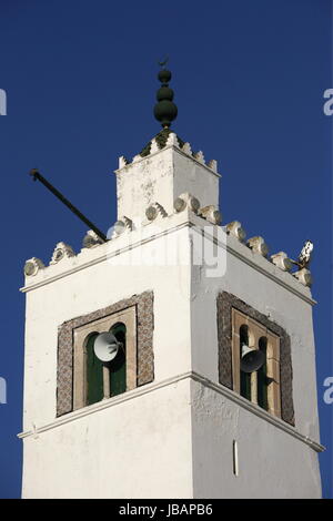 Afrika, Nordafrika, Tunesien, Tunisi Die Moschee mit dem Minarett in Altstadt von Sidi Bou Said am Mittelmeer und noerdlich der Tunesischen Hauptstadt Tunisi. Foto Stock