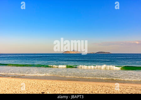 Vista delle isole Cagarras di fronte la spiaggia di Ipanema a Rio de Janeiro Foto Stock