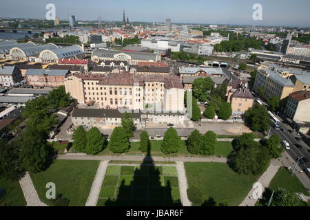 Die Altstadt mit der Vansu Bruecke und dem Dom sowie dem Daugava Fluss aus Sicht der Aussichtsterasse des Sozialistischen Hochhaus Akademie der Wissenschaften im Stadtteil poco Mosca in Riga, Lettland Foto Stock