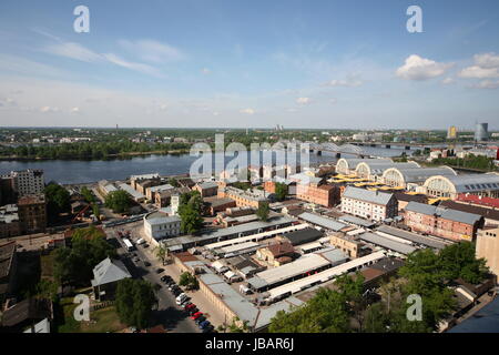 Der Stadtteil kleines Moskau am Fluss Daugava mit dem Markt und den Markthallen von Riga aus Sicht der Aussichtsterasse des Sozialistischen Hochhaus Akademie der Wissenschaften im Stadtteil poco Mosca in Riga, Lettland Foto Stock