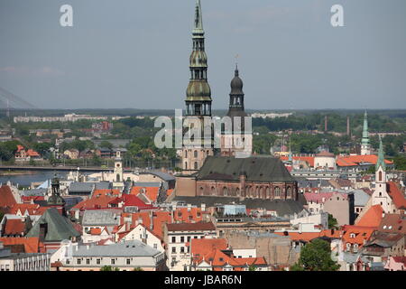 Die Altstadt mit der Vansu Bruecke und dem Dom sowie dem Daugava Fluss aus Sicht der Aussichtsterasse des Sozialistischen Hochhaus Akademie der Wissenschaften im Stadtteil poco Mosca in Riga, Lettland Foto Stock