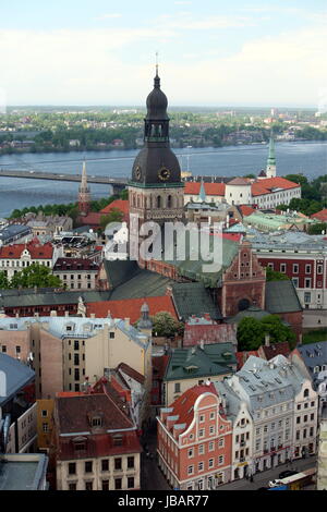 Die Altstadt mit der Vansu Bruecke und dem Dom sowie dem Daugava Fluss aus Sicht der Aussichtsterasse des Sozialistischen Hochhaus Akademie der Wissenschaften im Stadtteil poco Mosca in Riga, Lettland Foto Stock