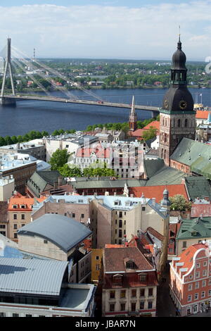 Die Altstadt mit der Vansu Bruecke und dem Dom sowie dem Daugava Fluss aus Sicht der Aussichtsterasse des Sozialistischen Hochhaus Akademie der Wissenschaften im Stadtteil poco Mosca in Riga, Lettland Foto Stock