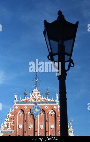 Die Petrikirche und das Schwarzhaeupterhaus in der Altstadt von der Riga Hauptststadt von Lettland im Baltikum in Osteuropa. Foto Stock