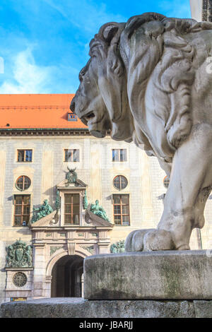 Monaco di Baviera, Leone bavarese statua che si trova nella parte anteriore del Feldherrnhalle, Baviera, Germania Foto Stock