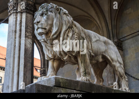Monaco di Baviera, Leone bavarese statua che si trova nella parte anteriore del Feldherrnhalle, Baviera, Germania Foto Stock