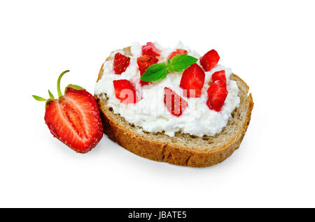 Filone di pane francese con crema di ricotta e fragole, menta e la metà dei frutti di bosco isolato su sfondo bianco Foto Stock