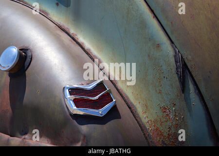 Close up di un weathered 1940 Ford Berlina Deluxe off route 66 in Stauton Illinois. Foto Stock