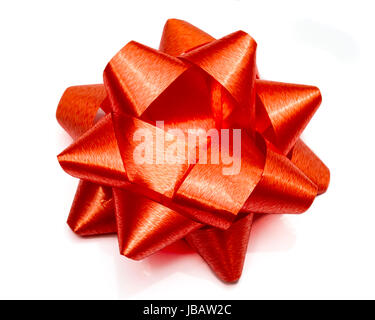 Macro ornamento fiore rosso, isolati su sfondo bianco Foto Stock