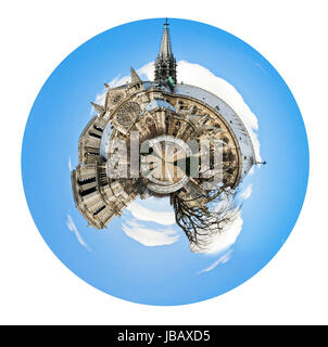 Piccolo pianeta - sferica urbano vista della cattedrale di Notre Dame de Paris isolati su sfondo bianco Foto Stock