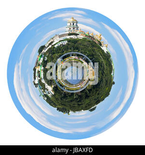 Piccolo pianeta sferica - vista panoramica del fiume Dniepr con Kiev Pechersk Lavra, Ucraina isolati su sfondo bianco Foto Stock