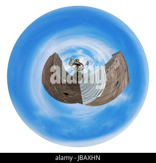 Piccolo pianeta - vista sferica delle due torri e la statua di San Petronio con cielo blu a Bologna, Italia isolato su sfondo bianco Foto Stock