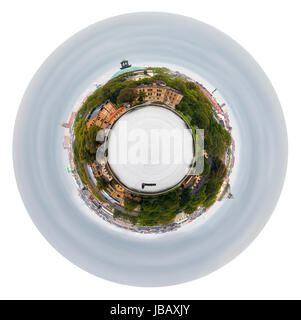 Piccolo pianeta - urbano vista sferica di Kastellholmen isola, Stoccolma, Svezia isolato su sfondo bianco Foto Stock