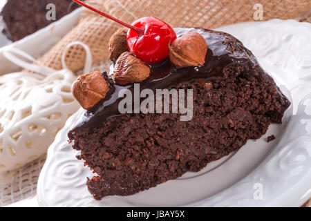 Cioccolato torta di noci con ciliegie Foto Stock