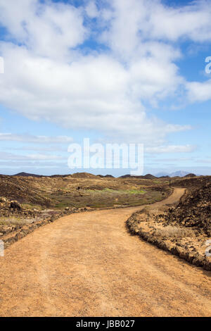 Curva il sentiero sulla piccola isola di Los Lobos, vicino a Fuerteventura, Isole Canarie, Spagna. Foto Stock