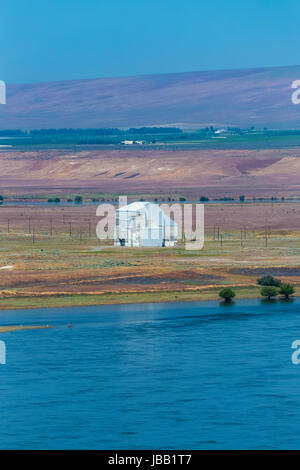 Nuclean vecchio edificio del reattore lungo il fiume Columbia in Hanford raggiungono monumento nazionale, Columbia River Basin, nello Stato di Washington, USA Foto Stock