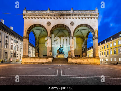 Odeonplatz Feldherrnhalle e in serata, Monaco di Baviera, Germania Foto Stock