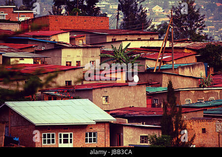 Colorate case in collina a Kigali, Ruanda Foto Stock