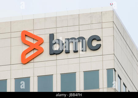 Un logo segno al di fuori della sede di BMC Software a Houston, Texas, il 27 maggio 2017. Foto Stock
