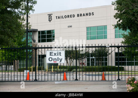 Un logo segno al di fuori della sede di Tailored Brands Inc., la società madre di uomini Wearhouse e JoS. A. Bank Clothiers, in Houston Texas, Foto Stock