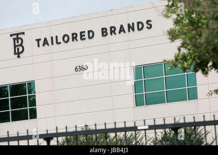 Un logo segno al di fuori della sede di Tailored Brands Inc., la società madre di uomini Wearhouse e JoS. A. Bank Clothiers, in Houston Texas, Foto Stock