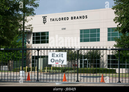 Un logo segno al di fuori della sede di Tailored Brands Inc., la società madre di uomini Wearhouse e JoS. A. Bank Clothiers, in Houston Texas, Foto Stock